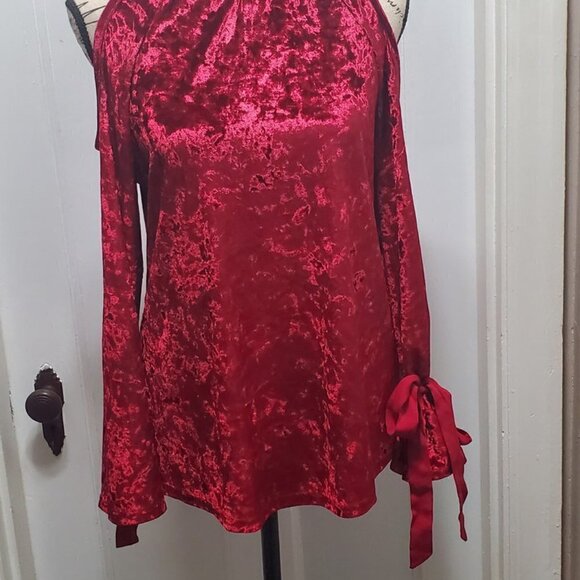 Crushing It Cold Shoulder Blouse Top. 🌴 - Picture 10 of 12